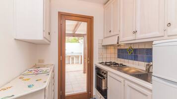 Kühlschrank, Herdplatte, Hochstuhl, Kochgeschirr/Geschirr/Besteck