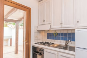 Réfrigérateur, plaque de cuisson, chaise haute