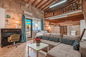 TV, fireplace - Apartment "Segles 11" with Shared Pool & Wi-Fi (Campos)