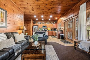 TV, fireplace - SPECIAL! Views ~Hot Tub~Pool~Pool Table~Resort (Gatlinburg)