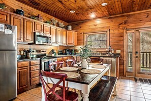 Fridge, microwave, oven, stovetop - SPECIAL! Views ~Hot Tub~Pool~Pool Table~Resort (Gatlinburg)