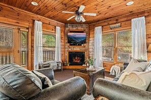 TV, fireplace - SPECIAL! Views ~Hot Tub~Pool~Pool Table~Resort (Gatlinburg)