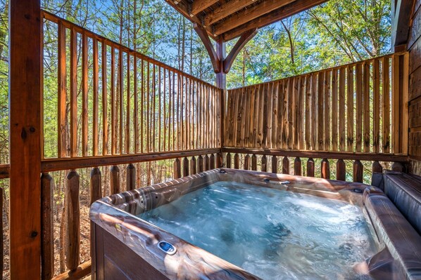 Outdoor spa tub - SPECIAL! Views ~Hot Tub~Pool~Pool Table~Resort (Gatlinburg)