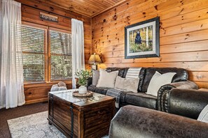 TV, fireplace - SPECIAL! Views ~Hot Tub~Pool~Pool Table~Resort (Gatlinburg)