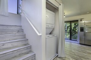 Interior - NEW LISTING!! 2 bedroom/1bath Hale Honu with Jungle Views! (Princeville)