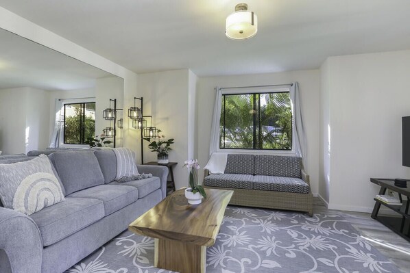 Living area - NEW LISTING!! 2 bedroom/1bath Hale Honu with Jungle Views! (Princeville)