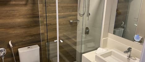 Douche, baignoire à remous, séchoir à cheveux, serviettes fournies