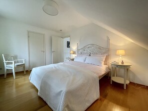 2 bedrooms, travel crib, free WiFi, bed sheets