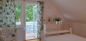 2 bedrooms, travel cot, free WiFi, bed sheets