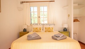 5 Schlafzimmer, Zimmersafe, Schreibtisch, Reisekinderbett