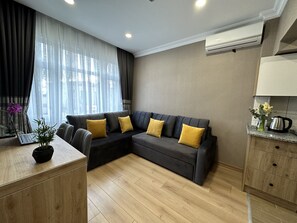 Family Suite with Park View | 거실 공간 | 위성 채널 시청이 가능한 32인치 LED TV, TV