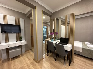 Family Suite with Balcony | Aire de séjour | Téléviseur à DEL de 32 po avec télévision par satellite, téléviseur