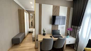 Family Suite with Park View | Zona de estar | Televisión LED de 32 pulgadas con canales por satélite, una televisión