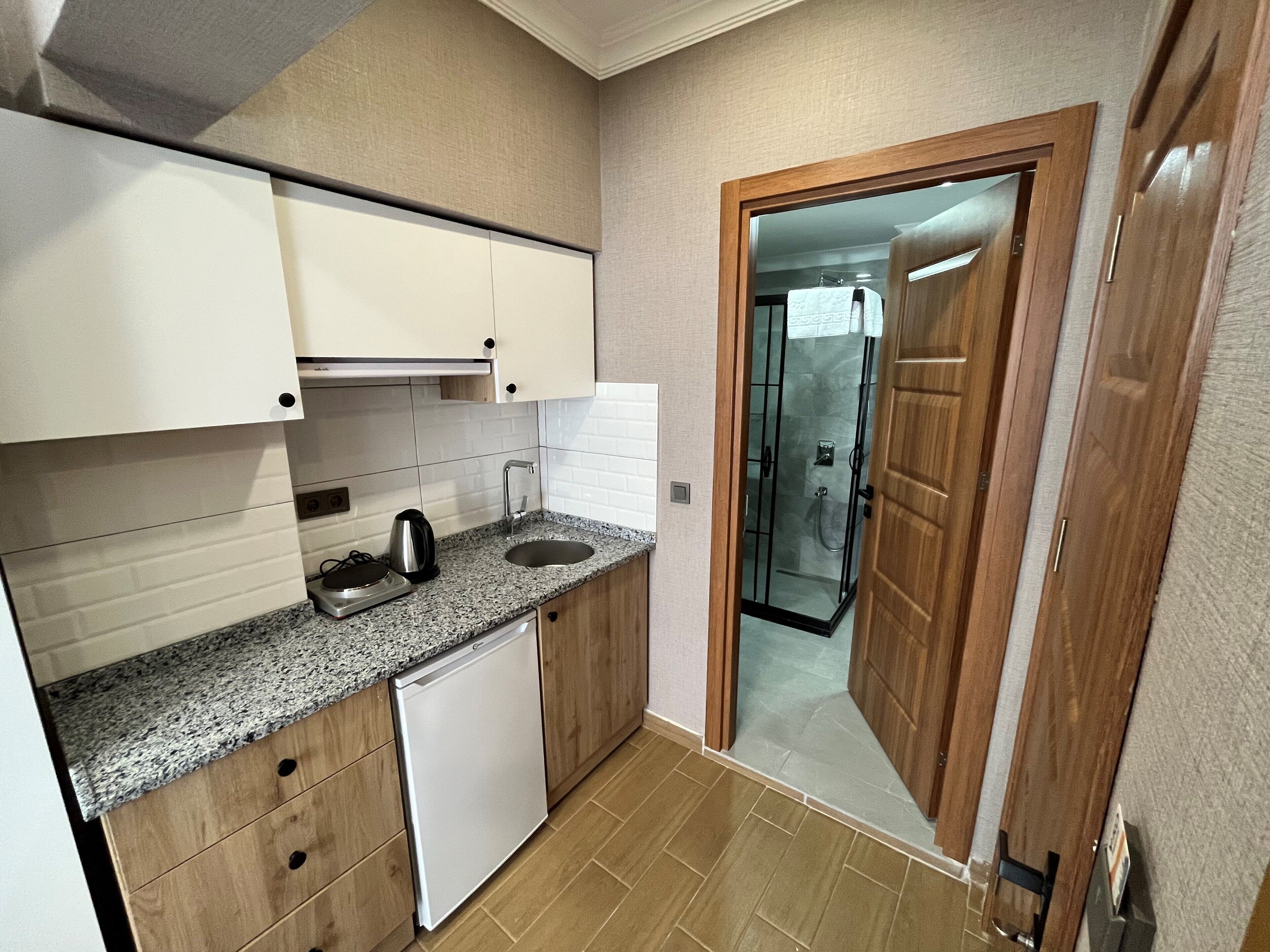 Quarto casal standard, 1 cama de casal, para não fumantes, vista para a cidade | Cozinha privada | Frigobar, cooktop, talheres/pratos/utensílios de cozinha