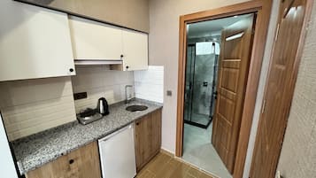 Habitación doble estándar, 1 cama matrimonial, para no fumadores, vista a la ciudad | Cocina privada | Frigobar, parrilla de estufa, utensilios de cocina y comedor