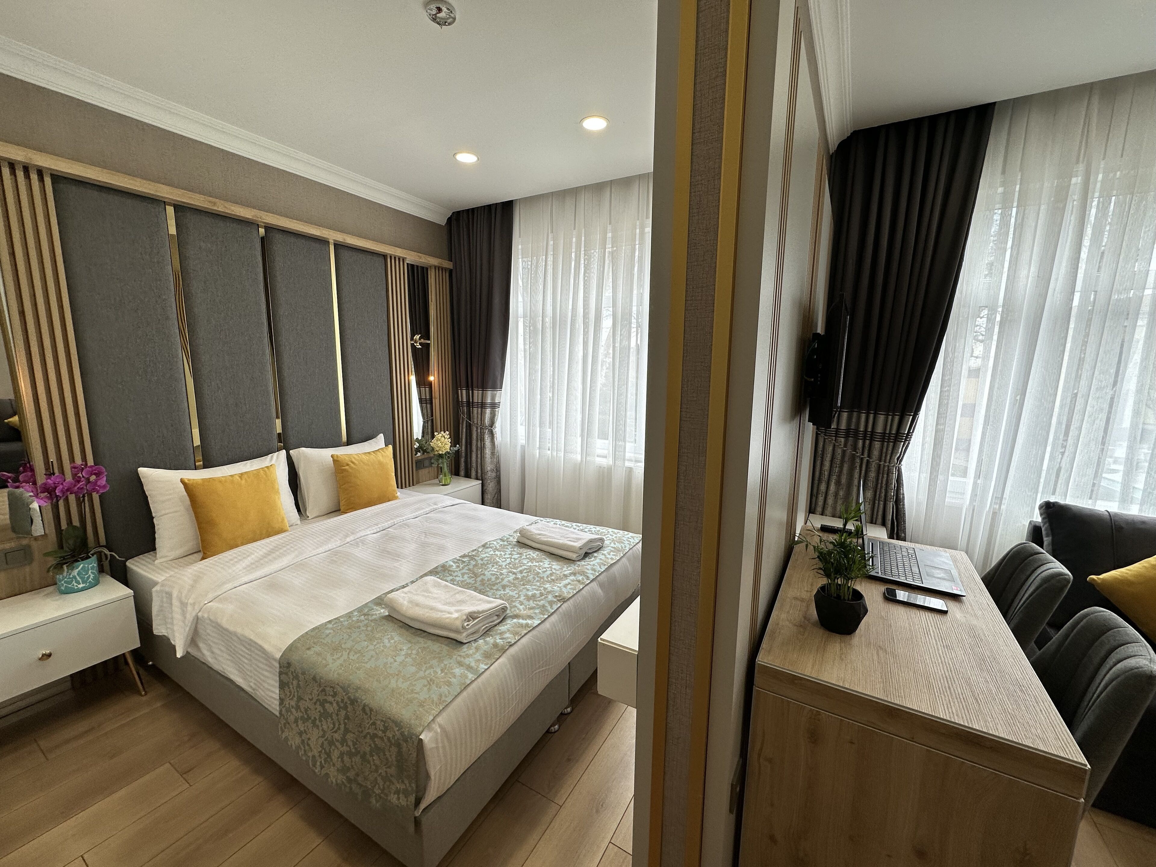 Family Suite with Park View | 객실 내 금고, 책상, 노트북 작업 공간, 방음 설비