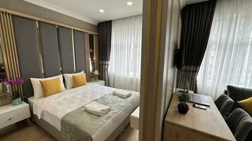 Appartement | 1 slaapkamer, een kluis op de kamer, een bureau, een laptopwerkplek