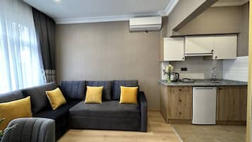 Family Suite with Park View | Wohnbereich | 32-Zoll-LED-Fernseher mit Satellitenempfang, Fernseher