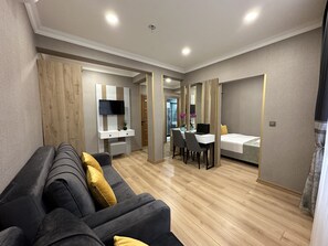 Family Suite with Balcony | Aire de séjour | Téléviseur à DEL de 32 po avec télévision par satellite, téléviseur