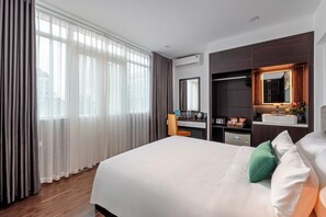 Habitación doble Deluxe, balcón, vista a la ciudad | Minibar, caja de seguridad en la habitación y muebles diferentes 
