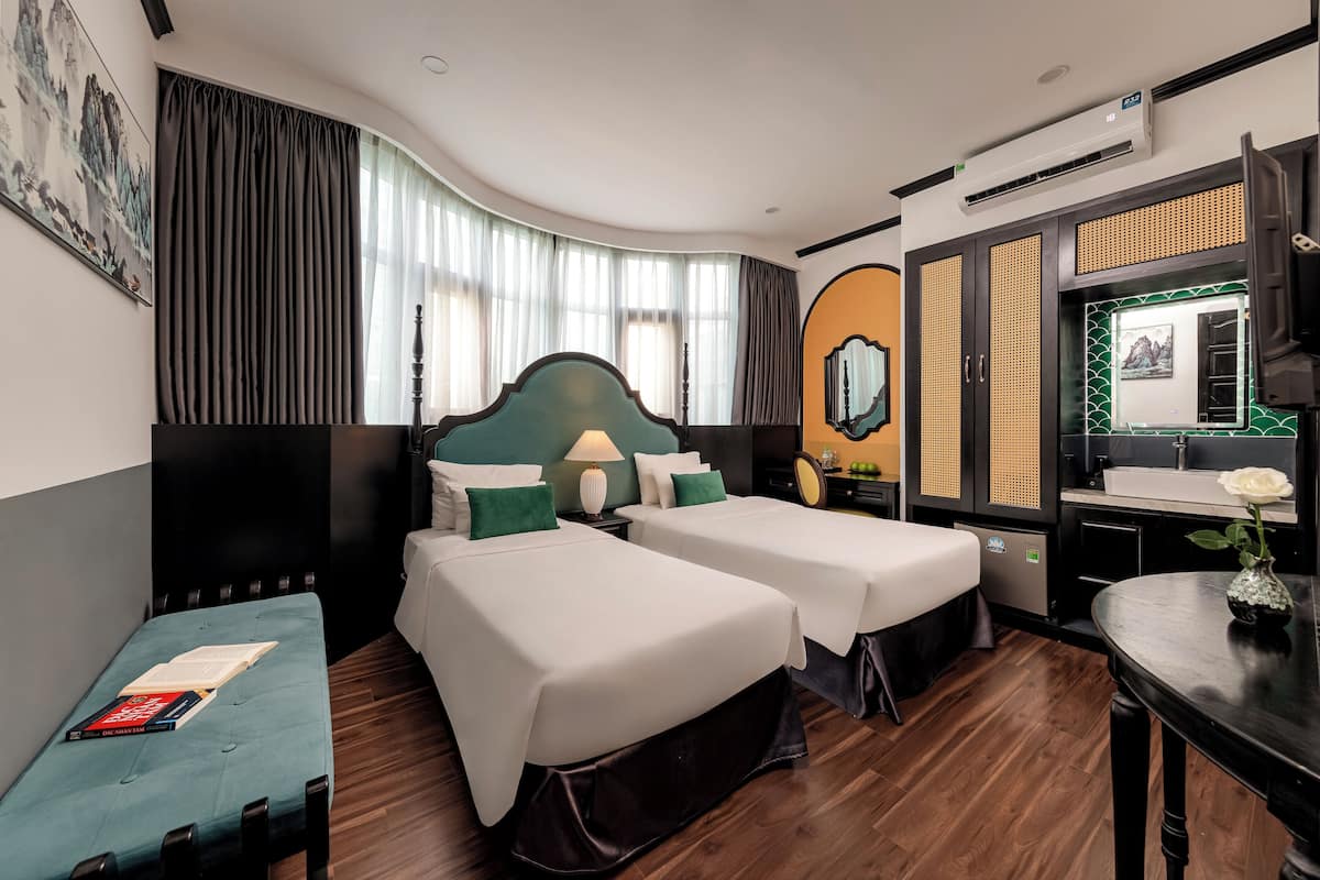 Quarto casal ou duplo luxo, vista para a cidade | Frigobar, cofres nos quartos, escrivaninha