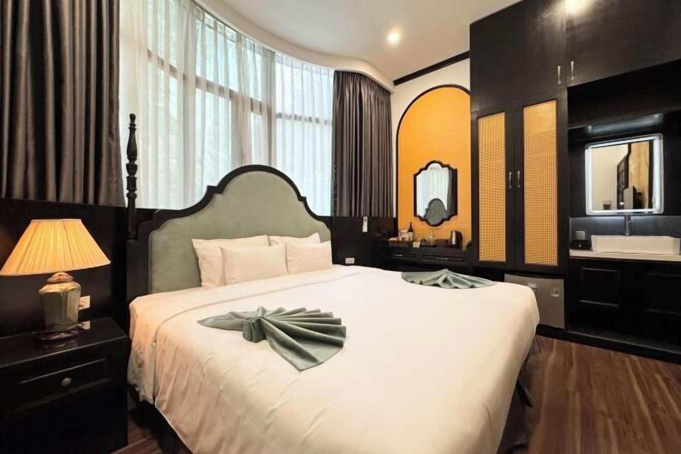 Minibar, Zimmersafe, individuell eingerichtet, Schreibtisch