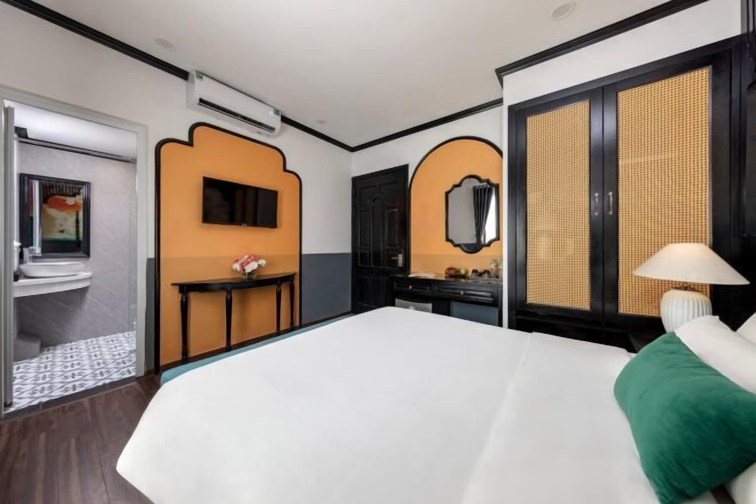 Minibar, Zimmersafe, individuell eingerichtet, Schreibtisch