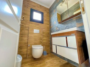 Dusche, Haartrockner, Handtücher, Toilettenpapier