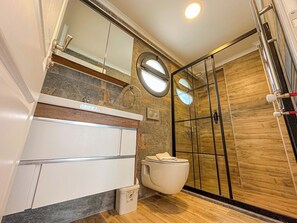 Dusche, Haartrockner, Handtücher, Toilettenpapier