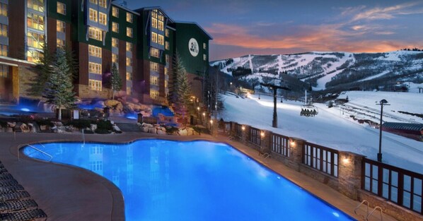 Alberca al aire libre y alberca climatizada