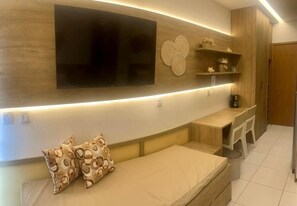 Apartamento Terreo Varanda Vista Piscina | Área de sala de estar | Televisión de pantalla plana