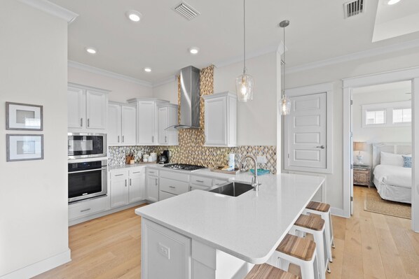 Jääkaappi, mikroaaltouuni, uuni, liesi