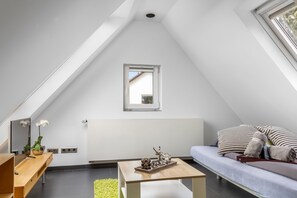 Living area - 20 minutes to the city! Cozy attic studio apartment. (Nürnberg)