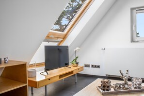 Interior - 20 minutes to the city! Cozy attic studio apartment. (Nürnberg)