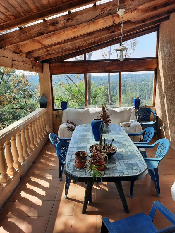 تناول الطعام بالخارج