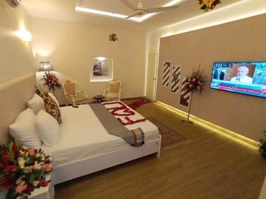 Chambre Double Deluxe | Fer et planche à repasser, Wi-Fi gratuit, draps fournis