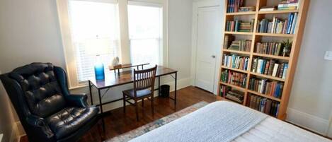 4 bedrooms, desk, WiFi, bed sheets