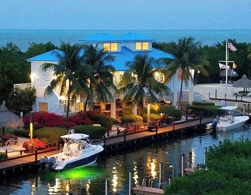Ocean Pointe condo ocean view sleeps 6 in Florida keys building 4 top floor