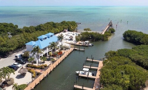 Ocean Pointe condo ocean view sleeps 6 in Florida keys building 4 top floor