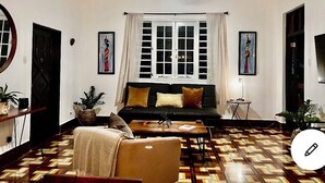 Ein Wohnzimmer mit einer Couch, einem Couchtisch und einem gemusterten Boden.