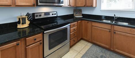 Jääkaappi, mikroaaltouuni, uuni, liesi