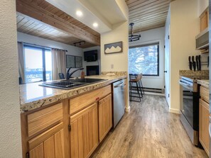 Kylskåp, mikrovågsugn, ugn och spishäll