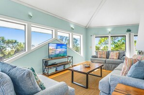 Smart TV - Community Pool! Easy Beach Access - 2 FREE bike rentals included! (St. George Island)