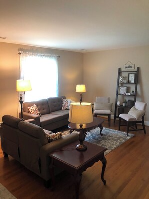 A living room with a sofa, two chairs, a coffee table, and a lamp. - 3 bedroom cozy yet spacious home w/ in-ground pool (Richmond)