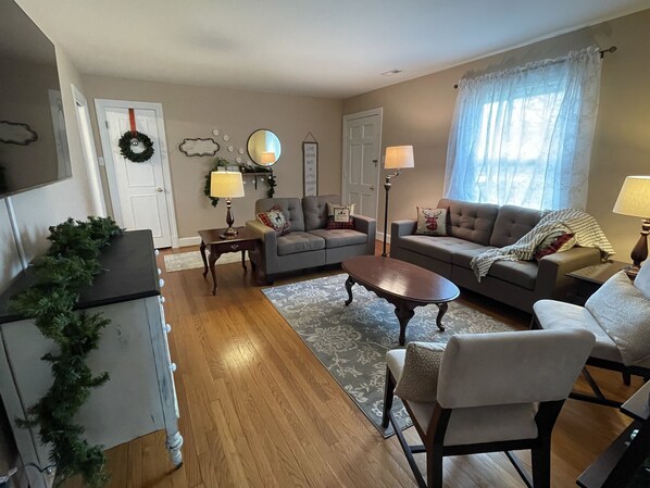 Smart TV, futbolito y monitor de computadora 