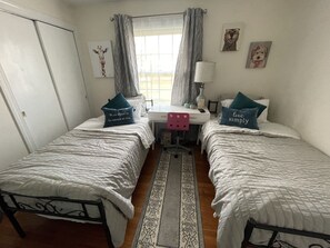 3 bedrooms, desk, iron/ironing board, travel crib