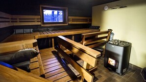 Une pièce chaleureuse avec des bancs en bois et un poêle à bois.