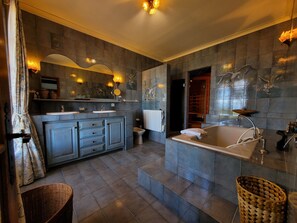 Doccia, vasca idromassaggio, asciugacapelli, bidet