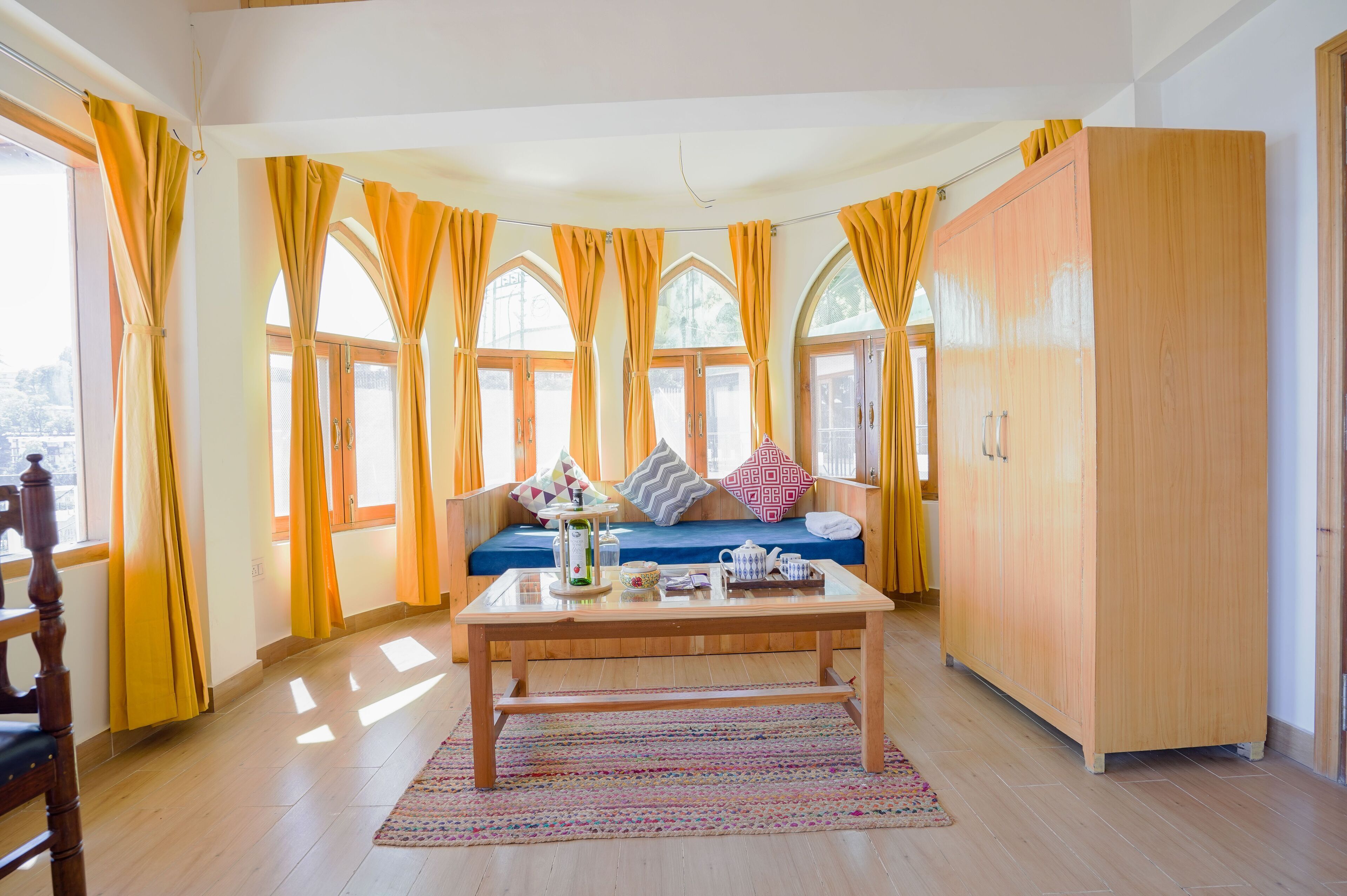 Deluxe Double Room | Living area | 36-inch LED TV with satellite channels, TV