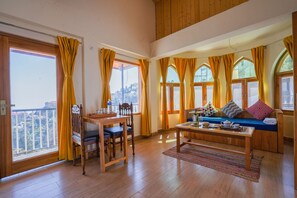 디럭스 더블룸 | 거실 공간 | 위성 채널 시청이 가능한 36인치 LED TV, TV